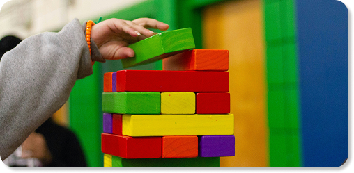 Montagem de blocos coloridos em ambiente terapêutico.