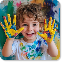 Criança sorrindo com as mãos pintadas de tinta colorida.
