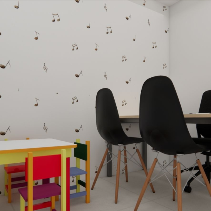 Sala terapêutica infantil com mesas e cadeiras.